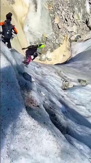 Accident en alpinisme : deux grimpeurs chutent d’une paroi glaciaire en rappel