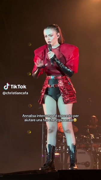 Annalisa Interrompe il Concerto per Aiutare un Fan Malato