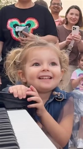 98K views · 2.5K reactions | 3-year-old singer shocks everyone with unbelievable talent—this performance will leave you speechless! ✨ Full story in the comments. | News Wave | Facebook