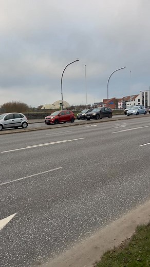76K views · 113 reactions | Randers Bro - når Randers Bro ikke er problemet for trafikafviklingen, men at problemet er kapacitet af for lille svingbaner mod Grenåvej. De 2 svingbaner fyldes hurtigt op og så stoppes det ene spor på Randers Bro Herudover så er der indsnævringer på Århusvej og Rosenørnsgade der er en del af problemet. | Erik Bo Andersen | Facebook