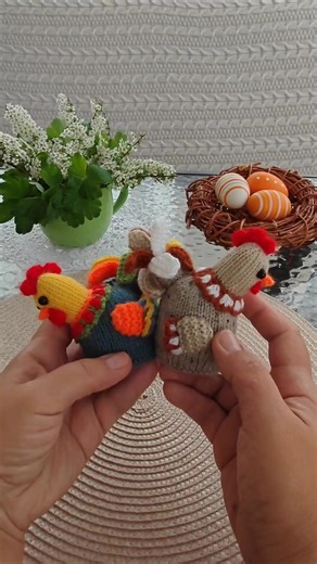 🐔 Rise and shine, yarn lovers! ☀️ This knitting pattern brings a whole coop of charm to your table — an egg cozy set featuring a Hen, a Cockerel, and their precious little eggs! 🥚✨ Each stitch adds a bit of barnyard cheer — fluffy textures, playful shapes, and just the right dose of handmade whimsy. Whether you’re knitting for fun, for décor, or just for the joy of tiny farm friends, these cozy characters are sure to make you cluck with delight. 😄💛 So grab your needles, pour some coffee, and