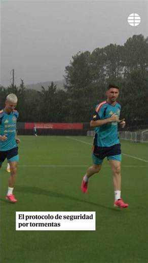 The Spanish national team rushes off the training pitch due to a "destructive winds" warning