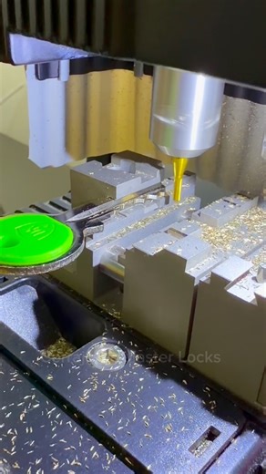 That's how they duplicate and make your keys when educational topics locksmithing are lost 🔑🐉🔥....... Así duplican y hacen tus llaves cuando se pierden temas educativos cerrajería 🔑🐉🔥……. #key #keychain #llaves #locksmith #cerrajero #viralreels #tips #craft | Cerrajeros Master Locks