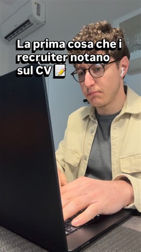 Gabriele Bettarini | Career Coach on Instagram: "I recruiter non “leggono” il CV. Lo scansionano in 6–8 secondi. Ecco cosa decide davvero se finisci nel top 1%… o vieni ignorato subito: ❌ Non è la tua laurea ❌ Non è il voto ❌ Non è nemmeno tutta la tua esperienza ✅ È il tuo headline professionale ✅ E le prime 2 righe del tuo summary Se quella parte non li aggancia immediatamente, il resto del CV spesso non verrà nemmeno visto. Ecco come sistemarlo 👇 Il tuo summary = il tuo pitch di apertura. No