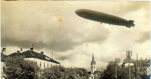 Zepelin deasupra României. Era toamna lui 1929. Oamenii s-au urcat pe acoperișuri să vadă Graf Zeppelin-ul FOTO