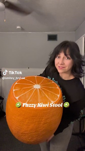 This stool has been a process but I gotta good feeling about the fuzzy yarn ;) #homegoods #stool #foodstool #foodart #fakefood #kiwi #kiwistool #diy #fyp