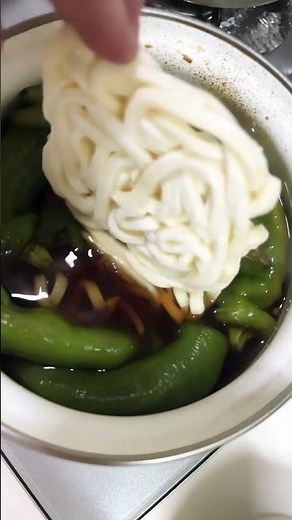 万願寺とうがらし の煮浸し作ってたら、あまりに出汁が美味しいので、うどんを入れたった。絶対美味しい！！ #夕飯 #おかず