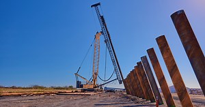 Piling rigs with fixed and swinging leader | Liebherr