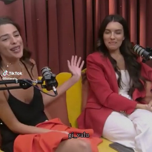 “Carta aberta a Valu” Em toda a minha vida assistindo séries e filmes eu nunca vi um casal com tanta química igual elas tiveram, cara elas de fato mergulharam em suas personagens de cabeça e o que elas conseguiram entregar dentro de série eu nunca vi ninguém fazer igual e acho difícil isso acontecer novamente, a química que valu teve acho que nem elas tiveram com outras pessoas quando se relacionaram (minha opinião) porque mds eu fico me perguntando até hoje, como a Luiza conseguiu sustentar os 