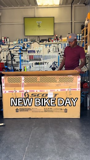 NEW 2024 Scott Scale 940 A 29″ carbon frame hardtail crosscountry bike with upper mid-range components. Weight. 12.7 kg Size. L Frame. Carbon Suspension. Hardtail, 100mm Fork. Rock Shox Judy Silver TK Wheels. 29″ Aluminum Drivetrain. 1 × 12 Groupset. NX Eagle, SX Eagle Brakes. Hydraulic Disc Availabla @260,000ksh #B#BikeLife#A#AdventureAwaits#B#BikeUpgrade#VNVideoEditor