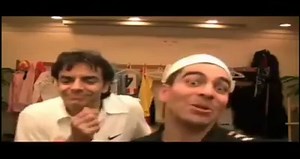 Eugenio Derbez y Omar Chaparro cantando Bésame