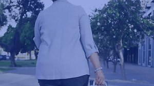 Caminando al aire libre, persona rodeada de animación de visualización de datos. Tecnología, innovación, ciencia de datos, análisis, futurista, realidad aumentada