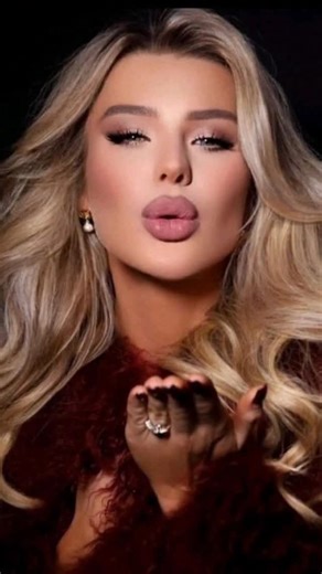 Azza Mahran on Instagram‎: "يلا بينا نرسم Full Cut Crease باستخدام Makeup Cotton ✨💖🎨 كل يوم فكرة جديدة 😍 خليكي معايا باي 👋 #MakeupHacks #Eyeshadow #Makeup"‎