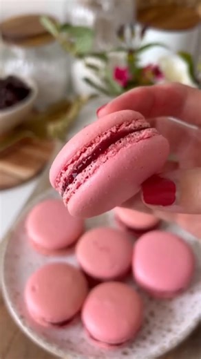 🍬 Macarons Rapides et Faciles 💕 Des petits délices croquants et fondants à préparer en un rien de temps ! 📲 Ingrédients et étapes sur https://cuisinedelice-recettes.fr/fr/recettes/macarons-rapides-faciles-perfection-francaise #macarons #dessertmaison #recettefacile #cuisinedelice #gourmandise | Cuisine Délice