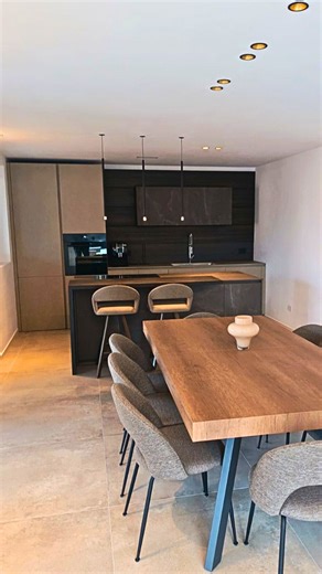 Questa cucina MODULNOVA nasce dall’incontro tra il gres effetto argilla e il legno di eucalipto. Una combinazione di materiali naturali per un ambiente accogliente e autentico, perfetta per chi cerca carattere e qualità. Con la nostra progettazione trasformiamo ogni spazio in una cucina funzionale, dal design armonioso e contemporaneo. Se anche tu desideri un progetto personalizzato, vieni in showroom: 📍 Grandate (CO) – Via S.S. dei Giovi, 49 📞 Prenota un appuntamento: 031 264128 | Fratelli Mo