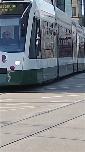 Linie 3 Tram Siemens Combino fährt in Königsplatz ein #augsburgerstraßenbahntv