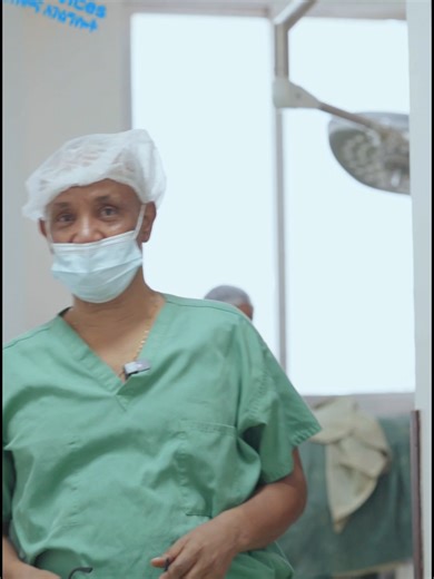 Inside the OR: Carotid Body Tumor Surgery A look inside the operating room during a carotid body tumor surgery performed by Prof. Nebiyou, one of Ethiopia’s pioneer vascular surgeons. A procedure that requires meticulous technique to safely manage the carotid vessels and surrounding nerves. በኦፕሬሽን ክፍል ውስጥ፦ የካሮቲድ ቦዲ ቲዩመር ቀዶ ሕክምና በኢትዮጵያ የመጀመሪያ የ ደም ስር ቀዶ ህክምና ሰብ ስፔሻሊስት ፕ/ር ነቢዩ ጋር በመሆን፣ በኦፕሬሽን ክፍል ውስጥ የካሮቲድ ቦዲ ቲዩመር ቀዶ ሕክምና ሂደት የካሮቲድ የደም ሥሮችንና በአካባቢው ያሉ ነርቮችን በሰላም ለመያዝ እጅግ ጥንቃቄ የተሞላበትና ረቂቅ ክህሎትን የሚጠ