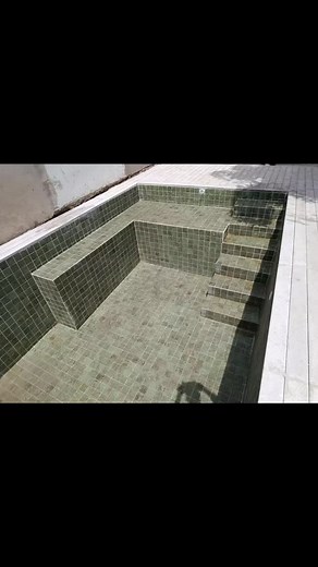 Piscina 5x3 revestida en Simil Bali tonos de verde, listones atérmicos gris perla #piscinas #diseño #patios #verano #lucesled #innovacion #piletas #similbali #ramos #ramosmejia | Bluepoint | Facebook