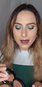 23K views · 228 reactions | Kontouring - für Anfänger einfach erklärt ❤ Wie versprochen ein kurzes Tutorial zur ersten Orientierung. Bei der Kontur geht es immer um das Spiel mit Licht und Schatten und natürlich kann man sein Gesicht damit auch optisch umformen ❤ Je nach Gesichtsform ändern sich leicht die Auftragungspunkte der dunklen Farbe. Deine Konturfarbe sollte 2-3 Nuancen dunkler sein  | Frau Schmink - Coffee&Makeup mit Sarah Michelle Ratzer | Facebook