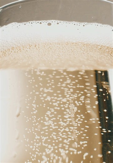 Gelembung yang halus. Aroma yang elegan. Sebuah momen yang dirancang untuk dinikmati di atas awan. Champagne Billecart-Salmon Brut Rosé kini menjadi bagian dari layanan First Class dan Business Class Garuda Indonesia pada penerbangan internasional. Karena setiap perjalanan layak dirayakan. ---------- Fine bubbles. Elegant notes. A moment crafted to be enjoyed above the clouds. Champagne Billecart-Salmon Brut Rosé is now part of the Garuda Indonesia First Class and Business Class experience on in