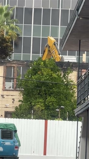 RED ALERT! LAFD heavy equipment crew are now DEMOLISHING potential landmark Hollywood Center Motel.