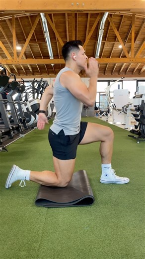 ATHLETIC TRAINING SESSION 💪🏼 Today we focused on speed & upper body strength! I’m loving this new training program I’m doing. I’m stepping away from the bodybuilding training style I’m used to. However, this type of training takes me back to my college soccer training days! Here’s what’s on the Menu: SPEED: 1. Kneeling Arm Pumps 2. Wall Drips 3. A Skips STRENGTH: 1. Bench Press 2. One Arm Row 3. DB Seated Neutral Press 4. Dump The Buckets 5. Skull Crushers . . . Hit Save 📌 for your reference!