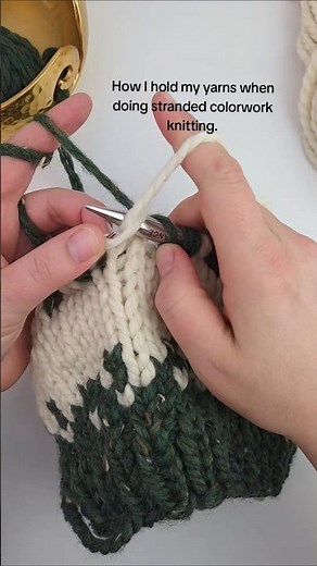 How I hold my yarns when knitting stranded colorwork