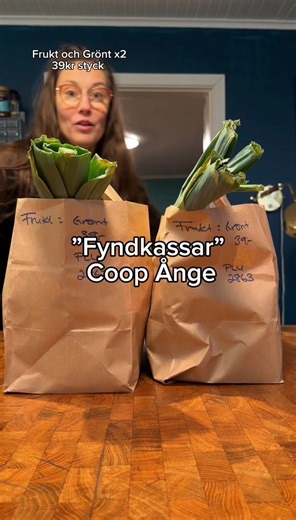 Inne på Coop i Ånge finns en kyl med röda lappar för varor med kort datum, perfekt för fynd! Där kan du till exempel hitta en ”fyndkasse” med frukt och grönt för 39 kronor. (Inget betalt samarbete.) Puss och bäst! #coop #ånge #fynda | Ina Beckman