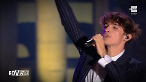 Le public a chanté à l'unisson sur la chanson "Un jour je marierai un ange" en choeur avec Pierre de Maere. Un triomphe sur la Grand-Place de Bruxelles ! | RTBF