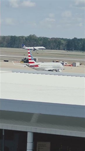 United express e175 landing at Richmond Airport