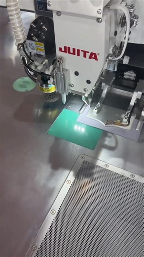 Made in dohko on Instagram: "Automatic bag cover sewing . . . #garmentmanufacturing #garmentmanufacturer #clothingmanufacturer #clothingbrand #fashiondesigner #garmentfactory #clothingfactory #fashionfactory #apparelmanufacturing #apparelfactory #domesticfashion #samplemaking #patternmaking #patternmaker #partnerup #americanmade #madeinamerica #clothingmaker #apparelmanu facturer #clothingproduction #clothingmanufacturing #HeavyweightT-shirts #Heavyweighthoodies #Heavyweightsweatshirts #Heavywei