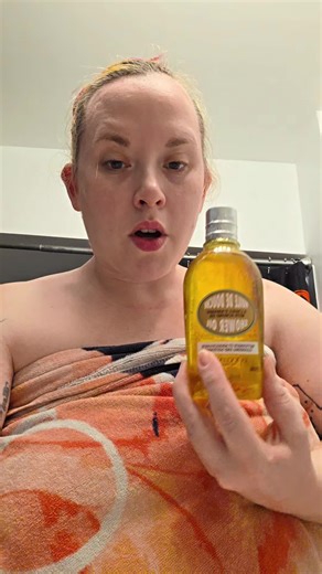 #greenscreen Free sample check: shower oil... more like gel. Pretty nice tho! #showeroil #bodywash #skinsoftening