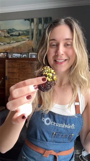 This is a healthy snack that tastes amazing. I smashed some @caprunes on parchment paper, dipped them in melted chocolate, sprinkled with chopped nuts and a lil salt, and froze them overnight so they got nice and crunchy. We’re obsessed. What are you putting on yours? this is a perfect recipe for our cooking contest. Click the link bio for the details. @_fiskers | nocrumbsleft