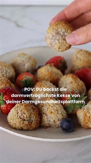 Patricia Christl | Darm & Ernährung on Instagram: "Kokos Kekse Zutaten 100g Erdmandel gemahlen* 50g Kokosflocken 70ml Reissirup 50ml Rapsöl 20ml Wasser 1 Prise Salz 1/4TL Vanille Kokosraspeln zum Wenden Zubereitung Alle Zutaten in eine Schüssel geben und gut vermischen. Anschliessend kleine Kekse formen, in Kokosraspeln wenden und auf ein Backpapier legen. Sollte der Teig zu nass oder zu trocken sein, entweder noch etwas Kokosraspeln oder Wasser hinzufügen. Die Kekse für ca. 15-20min bei 180Grad