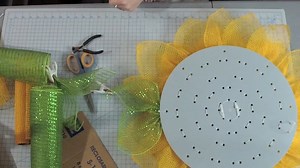 6.3K views · 137 reactions | Have you thought about trying Unique in the Creek? This video is going to show you just how easy it is to make your very own and very Popular Sunflower wreath. Here is a condensed video of just how EASY UITC ALL IN ONE DIY kits are. If you have scissors YOU too can make one and have the bragging rights and that "I made this" feeling!!! #UITC #Imadethis #uniqueinthecreek #DIY #DIYwreath #TeamUnique #mompreneur | Unique in the Creek Ltd. | Facebook