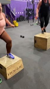 🏋️‍♀️💪 What a blast! Our group workout was all about those alternate box step-ups! 🏋️‍♂️💥 Our fit fam came together to push their limits and elevate their fitness game. With each step, we took our fitness journey to new heights! 🌟 Have you tried this exercise yet? If not, you're missing out on some serious fun and gains. 🤩 Don't forget to switch those legs and keep it going! Tag your workout buddies who need to join the action next time. Let's step it up together! 🔥 #GroupWorkout #Fitness