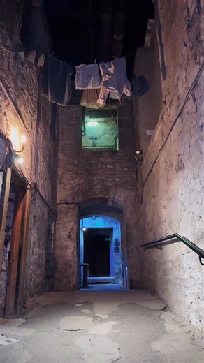 #invited I visited The Real Mary King's Close for an Underground Unlocked event last week, and saw the close come to life with characters from its history. Check out the link below for a full video on Mary King’s Close. The last Underground Unlocked event of the year is on Thursday the 11th of December. #scotlandexplore #edinburgh #marykingsclose #edinburghlife #scottishhistory | Scotland Unplugged