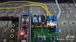 基于PID的温度控制器，传感器分为两路，其中一路直接参与PID运算，另一路通过感知环境温度来调节PID的参数，使PID运行更加平稳.