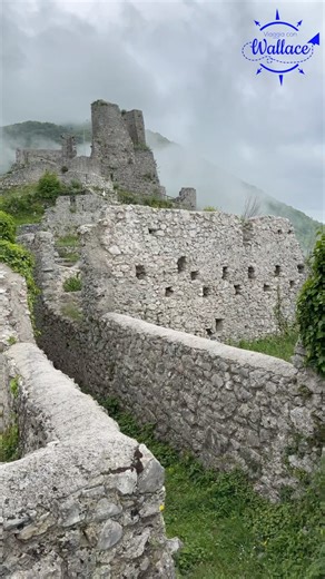 Ci sono luoghi dove il silenzio racconta più di mille libri. Il Castello di Gioia Sannitica (CE) è uno di questi: un gigante di pietra che domina la valle e custodisce secoli di segreti medievali. Non è solo una rovina, è un invito a rallentare e guardare il mondo dall'alto. #viaggiaconwallace #borghidaraccontare #gioiasannitica | Viaggia con Wallace
