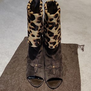LOUIS VUITTON✨️🔥 Stylish  Brown and Black Heeled Boots with Peep Toe
