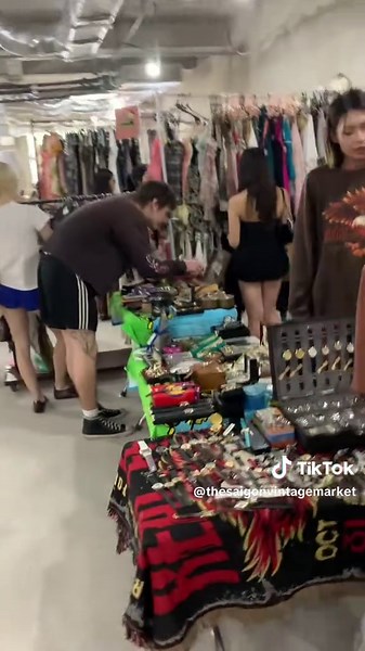 How to get to Sai Gon Vintage Market at Pearl Center- Thao Dien Pearl ( 2nd Floor) ! we are here till 9pm Sat&Sun Sept 19&20 2026 ! From 10am to 9pm ! more than 20 vendors carry tons of gems y2k, vintage, bag, jewelry and so much more 🫶🏼Be there to shop your favorite items and support the local community 🙏🏻🔮