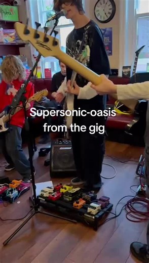 Supersonic Performance by Oasis at the Gig