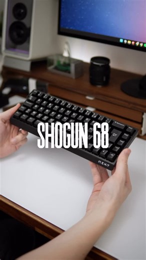 Yosheez on Instagram: "Clavier pensé pour les gamers exigeants qui veulent compacité, vitesse et personnalisation avec technologie magnétique sans contact. 🎮 Format et design Format compact 68 % AZERTY avec flèches directionnelles conservées Boîtier ABS robuste avec plaque aluminium pour solidité Keycaps PBT durables ⌨️ Switchs et performance Switchs magnétiques Gateron Jade customisés avec effet Hall Activation ultra-rapide dès 30 g Distance d’activation réglable de 0,01 mm à 3,5 mm Technologi