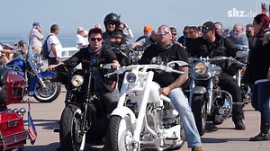 Das brummte ordentlich: der Harley-Konvoi unterwegs auf Sylt. (Video: Monika Roth) | shz.de - Nachrichten aus Schleswig-Holstein
