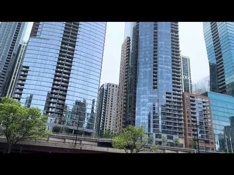 Beautiful Riverside Views in Downtown Chicago