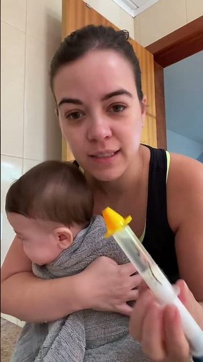 Como fazer lavagem nasal com soro fisiológico em bebês - Dra. Mellissa, Pediatra e mãe do Josué