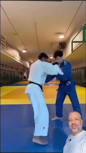 O Kouchi Gari é uma queda que exige precisão, leveza e controle do tempo certo. Para aplicá-la com eficiência, o primeiro passo é ajustar a distância, mantendo o adversário ligeiramente deslocado para trás. Em seguida, é essencial usar as mãos para direcionar o movimento, criando um pequeno desequilíbrio que abra espaço para a entrada da perna. O gancho deve ser feito com a sola ou parte interna do pé, deslizando de forma curta e rápida atrás do calcanhar do oponente. Enquanto isso, o corpo se i