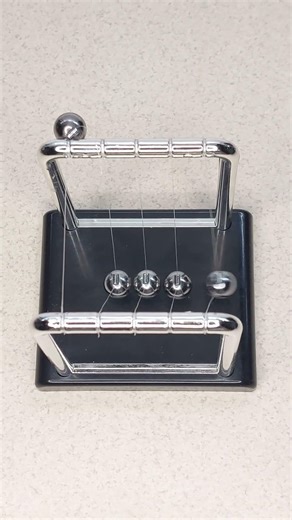 Newton's Pendulum. 4 balls #5.4