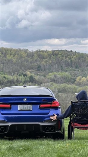 🖤 𝓩𝓮𝓷𝓻𝓮𝓮𝓵 🐊 on Instagram: "日本利用压电瓷砖将脚步转化为电能。这些瓷砖捕捉来自你脚步的动能。当你行走时，你的重量和动作会对瓷砖产生压力。瓷砖会轻微弯曲，从而产生机械应力。瓷砖内部的压电材料将这种应力转化为电能。每一步都会产生少量电荷，而数百万步结合在一起就能产生足够的电力来驱动 LED 灯、数字显示屏和传感器。在像涩谷车站这样繁忙的地方，每天大约有 240 万个脚步为这一系统作出贡献。这些电能可以被储存或立即使用，从而减少对传统电力来源的依赖，并支持可持续的城市基础设施。这种方法将日常运动转化为实用的可再生能源 #日本 #知识 #事实 #你知道吗 #推荐 科技 创新 历史 技术 实验 热门"