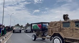 The hearse procession for late president Hage Geingob passes through Independence Avenue, passing Hartlief and the fire brigade. Video: Katharina Moser #NMHbreakers #Geingob #Respect | Namibian Sun